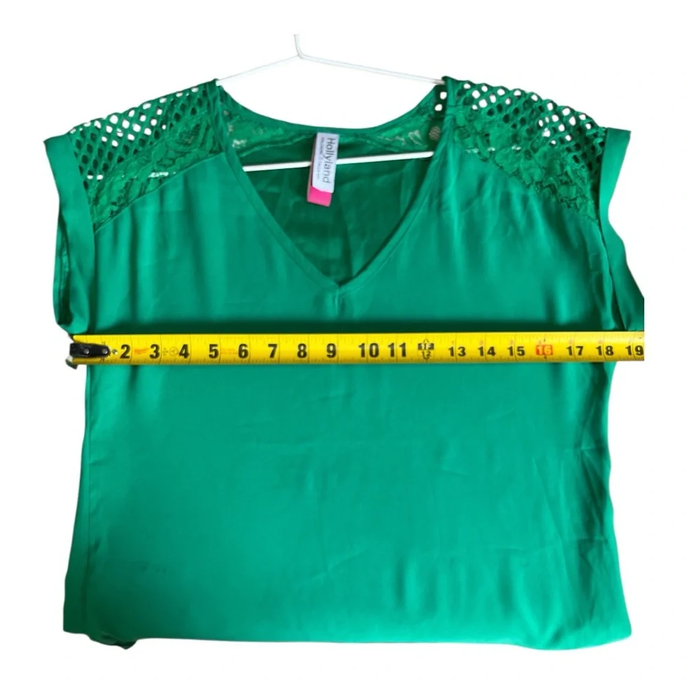 Green Lace flower pattern intricate Short Sleeve V neckl Women blouse size small